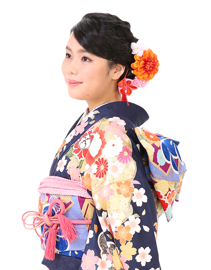 紺色の振袖に花柄の模様が映える若い女性の横顔。髪には橙色の花の髪飾りをつけた成人式や特別な行事の装いの様子。